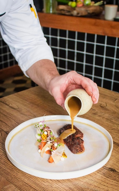 Šéfkuchár pripravuje tanier